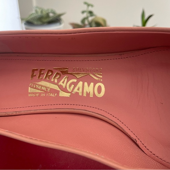 Authentic Ferragamo Bow Pump Shoe 💖 - Picture 5 of 7